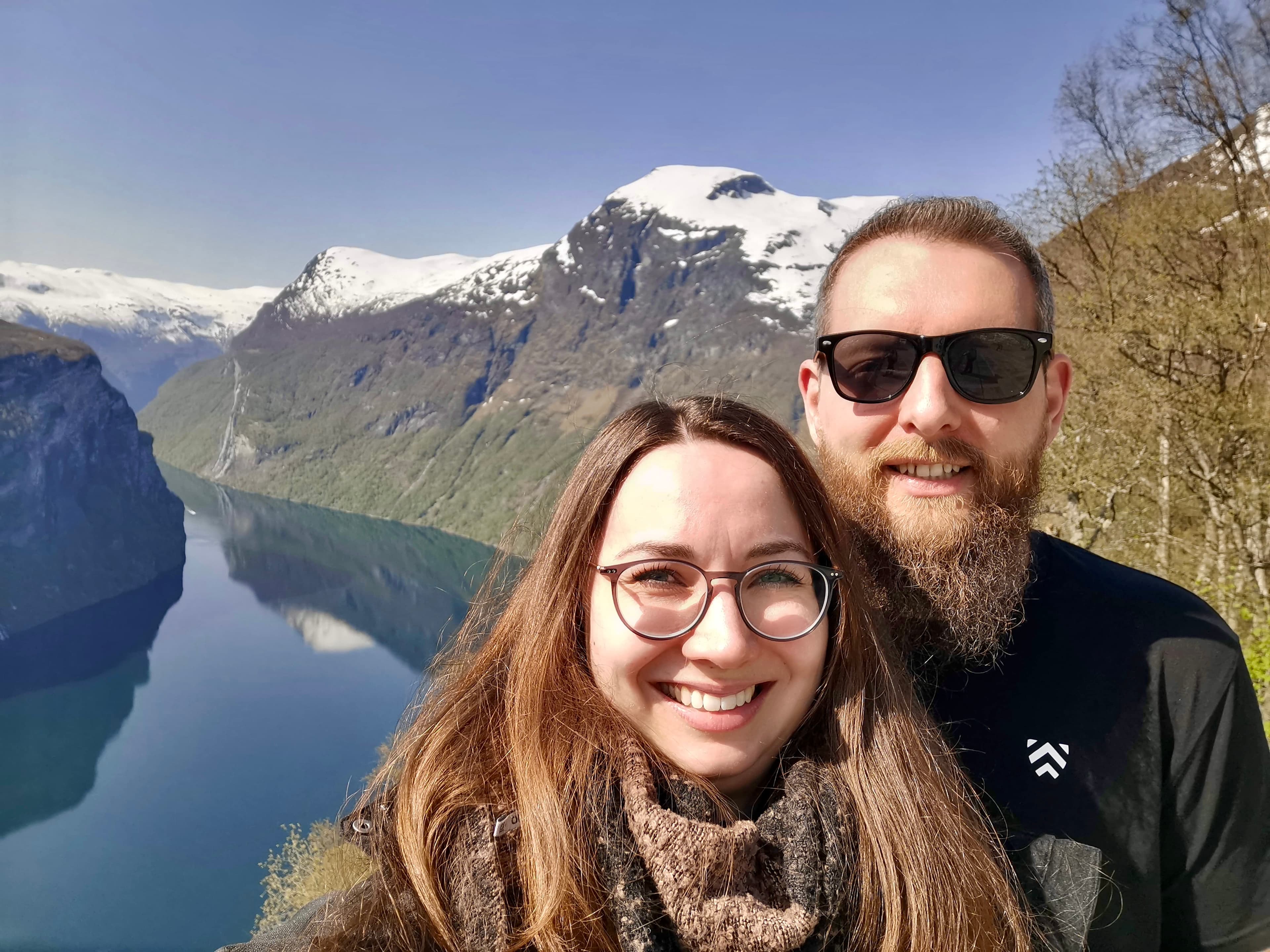 Florian und Katharina vor einem norwegischen Fjord mit Schneebergen